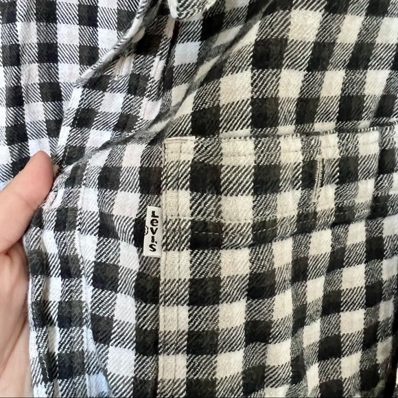 💚 Levi’s Checkered Flannel - Picture 4 of 8